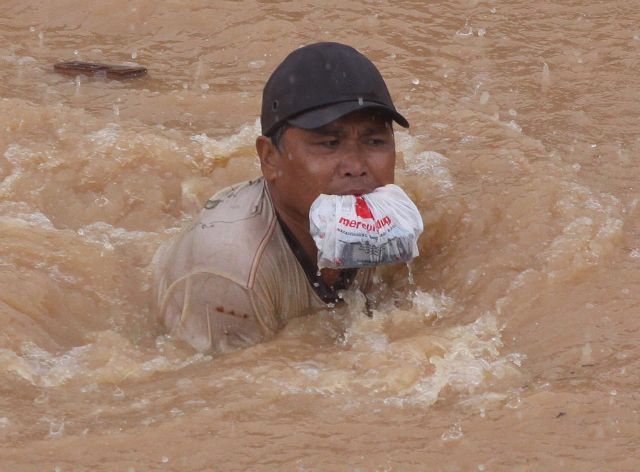 Στα 2 εκατομμύρια οι πληγέντες από τις φονικές πλημμύρες στις Φιλιππίνες